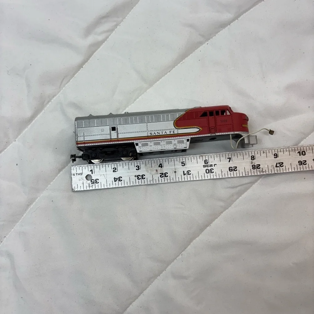 AHM Ho Scale Santa Fe Diesel Locomotive No. 5028 For Train Set Layout ￼